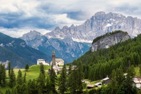 Chiesa di San Gottardo con il Civetta sullo sfondo a Rocca Pietore
