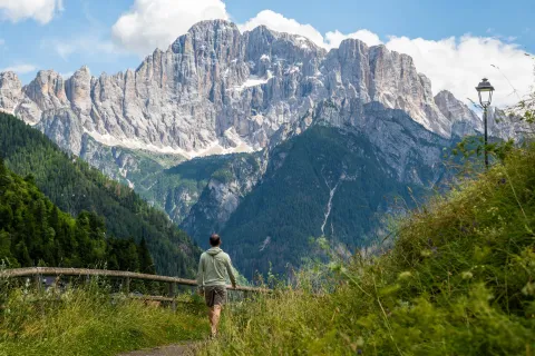 Escursionista guarda il Civetta da Caprile