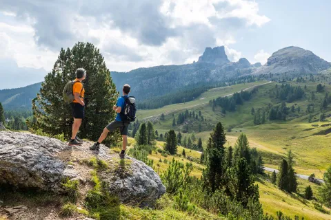 Escursionisti davanti al Gruppo del Nuvolau e Averau a Cortina d'Ampezzo