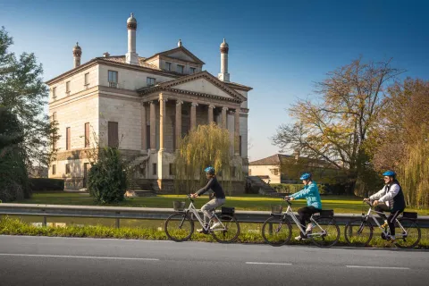 Escursione in bici in autunno con Villa Foscari La Malcontenta sullo sfondo