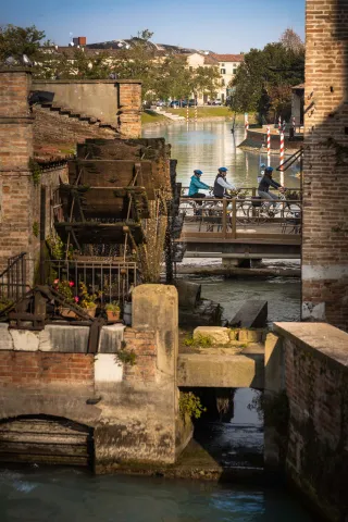 Escursione in bici in autunno lungo il ponte del mulino di Dolo