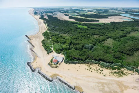 Vista dall'alto di della spiaggia di Bibione con il faro