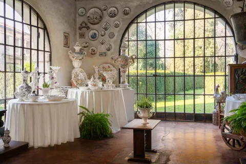 Spazio espositivo con realizzazioni artigianali in ceramica