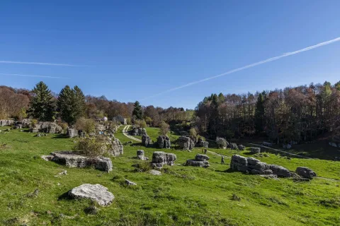 Sentiero di trekking nella Valle delle Sfingi in Lessinia