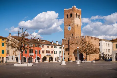 Piazza del Castello con Torre dell'orologio a Noale in autunno