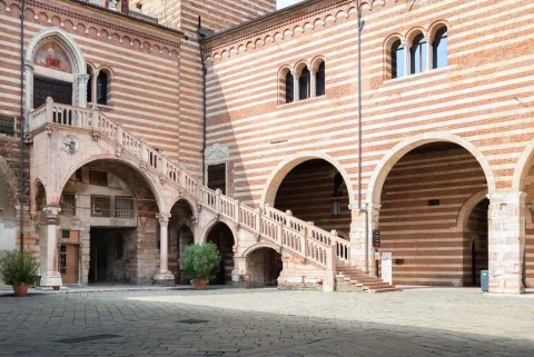 Scala della Ragione in Cortile Mercato Vecchio a Verona