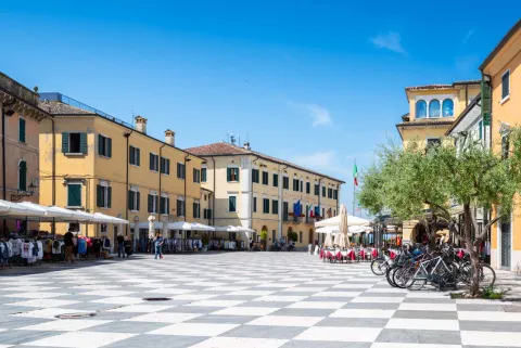 Piazza Vittorio Emanuele a Lazise