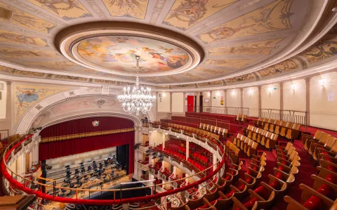 Interno del Teatro Sociale di Rovigo con tetto affrescato e poltroncine