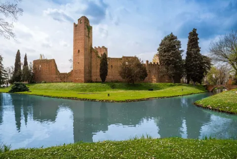Rocca dei Tempesta a Noale con fossato