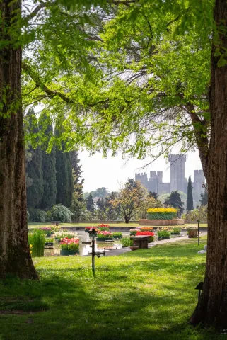 Parco Giardino Sigurtà fiorito con tulipani e Castello Scaligero di Valeggio sul Mincio sullo sfondo