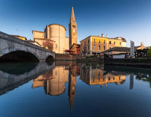 Duomo di Sant'Andrea e campanile di Portogruaro visto dal fiume Lemene