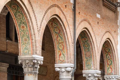 Dettaglio degli archi dipinti di Palazzo della Cassa di Risparmio a Montagnana