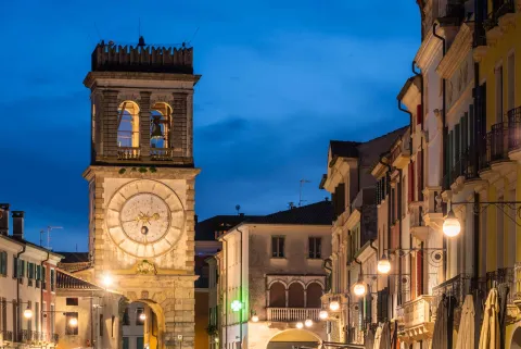 Torre Civica di Porta Vecchia a Este illuminata al crepuscolo