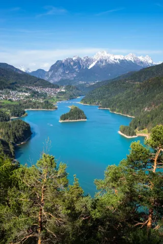 Lago di Centro Cadore con Dolomiti innevate sullo sfondo