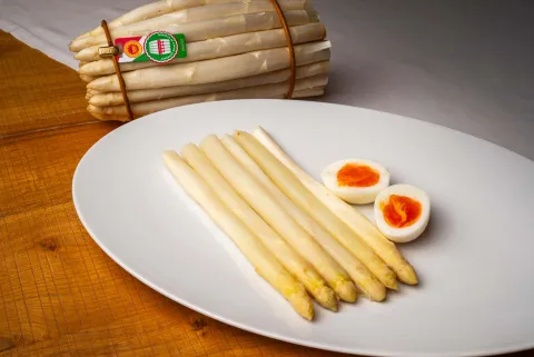 Piatto di Asparagi Bianchi di Bassano con uova sode