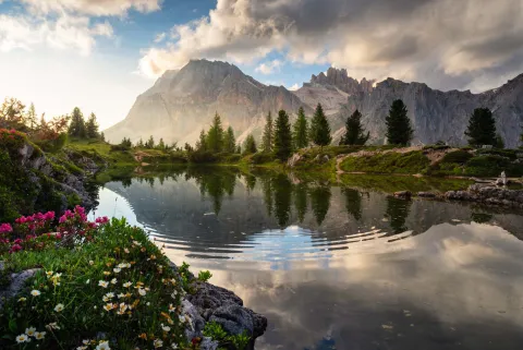 Lago di Limides fiorito con Dolomiti che si riflettono