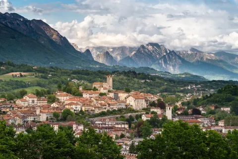 Vista di feltre dall'alto con Dolomiti sullo sfondo