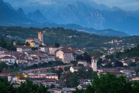 Vista di feltre dall'alto con Dolomiti sullo sfondo al crepuscolo