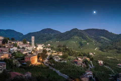 Santo Stafano frazione di Valdobbiadene di notte tra le Colline del Prosecco