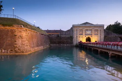 Porta Verona a Peschiera del Garda illuminata al crepuscolo