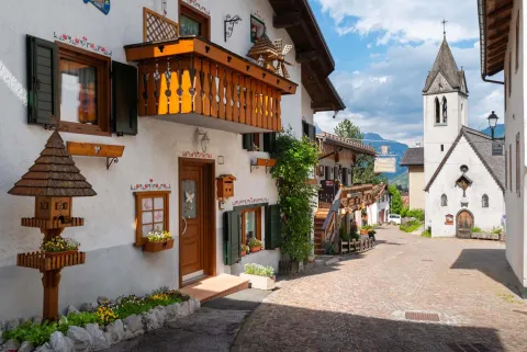 Borgo di Sottoguda con case tipiche e Chiesa dei Santi Fabiano, Sebastiano e Rocco