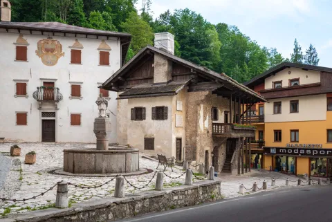 Casa natale di Tiziano Veicello con Fontana con statua di San Giovanni Nepomuceno a Pieve di Cadore