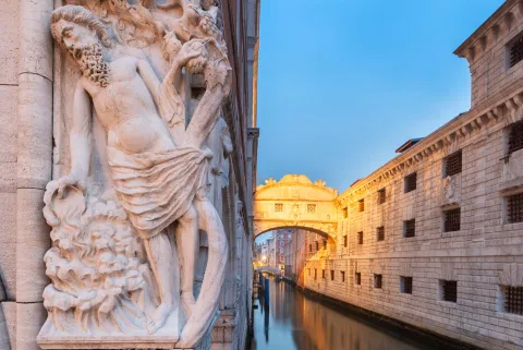 Ponte dei Sospiri a Venezia illumianto al crepuscolo