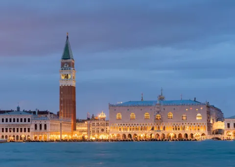 Palazzo Ducale e Campanile di San Marco a Venezia illuminati di notte visti da Bacino San Marco