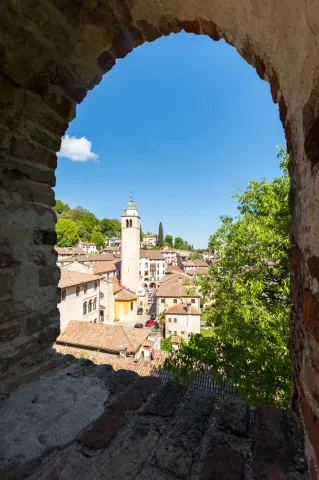 Scorcio del borgo di asolo da un arco in cui si vede il campanile