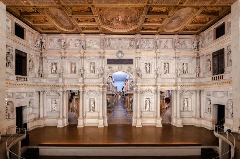 Palcoscenico e scenografia del Teatro Olimpico di Vicenza