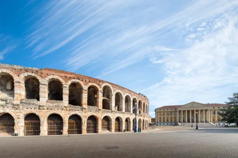 Piazza Bra a Verona con Arena e Municipio
