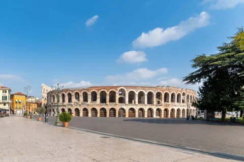 Piazza Bra a Verona con Arena vista dal Liston