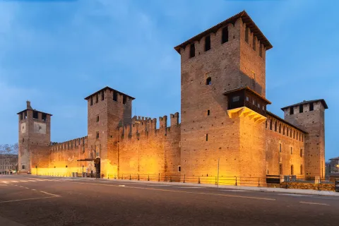 Castelvecchio illuminato al crepuscolo