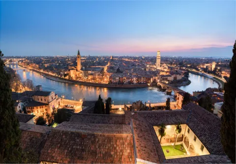 Panoramica di Verona illuminta di notte vista da Castel San Pietro