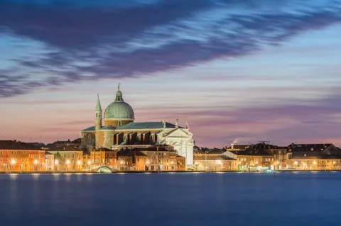 Chiesa del Santissimo Redentore a Venezia illuminata al tramonto vista dal Canale della Giudecca