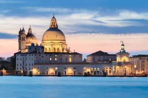 Punta della Dogana e Basilica della Madonna della Salute viste da Bacino San Marco al tramonto