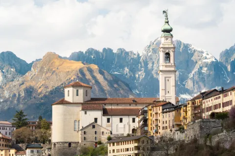 Duomo di San Martino a Belluno e Dolomiti innevate sullo sfondo