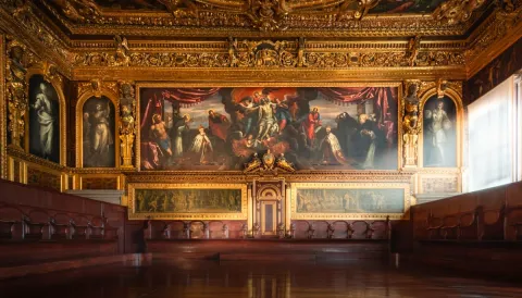 Sala del Maggior Consiglio nel Palazzo Ducale di Venezia da cui entra un raggio di sole
