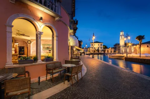 Ristorante nel Porto di Lazise al crepuscolo