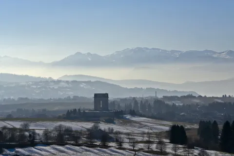 Sacrario Militare di Asiago innevato con montagne sullo sfondo