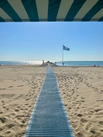 Lido di Venezia con Bandiera blu e passerella