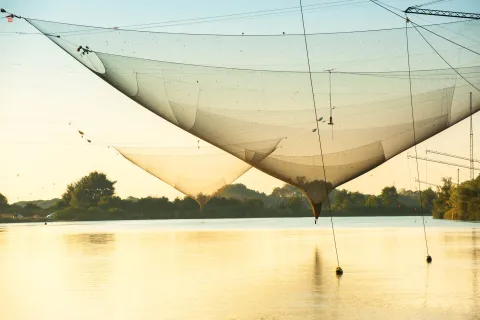 Vista sul fiume con caratteristica bilancia in primo piano