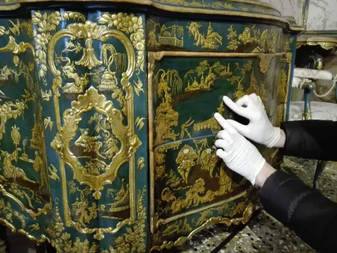 Esperienza tattile su arredo di Andrea Brustolon a Ca' Rezzonico