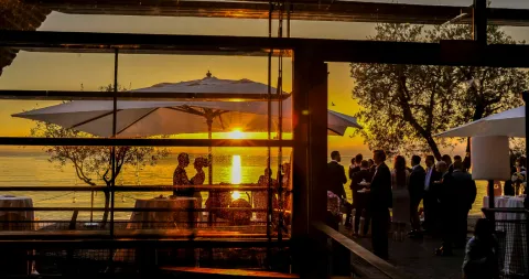 Ricevimento di matrimonio al tramonto alla Dogana Veneta di Lazise