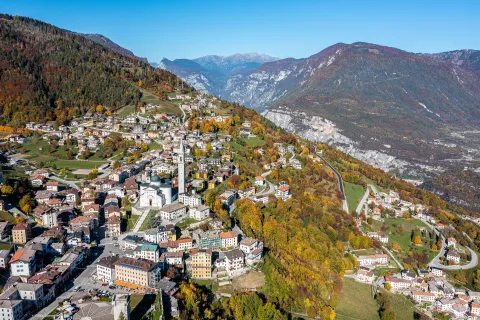 Veduta aerea del centro di Enego con il Duomo di Santa Giustina e le contrade che si sviluppano tra le vie storiche del paese