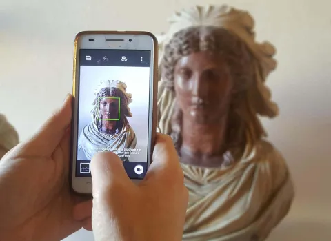 Turista fotografa il busto di Era presso Museo Archeologico Nazionale Venezia