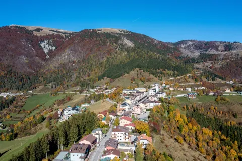 Veduta aerea del centro di Foza con la piazza principale, la chiesa parrocchiale e le tipiche abitazioni