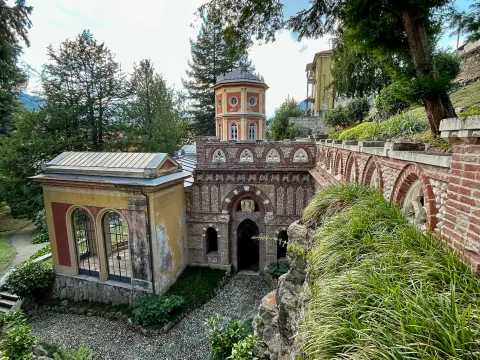 Parte laterale della serra del Giardino Jacquard Rossi a Schio