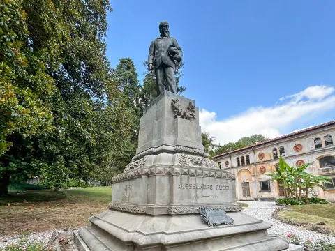 Statua di Alessandro Rossi al Giardino Jacquard a Schio con il teatro sullo sfondo