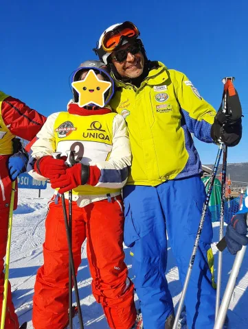 Sciatori sulle piste da sci sull'Altopiano Asiago 7 Comuni